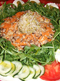 Una foto de Ensalada variada con legumbres y lima
