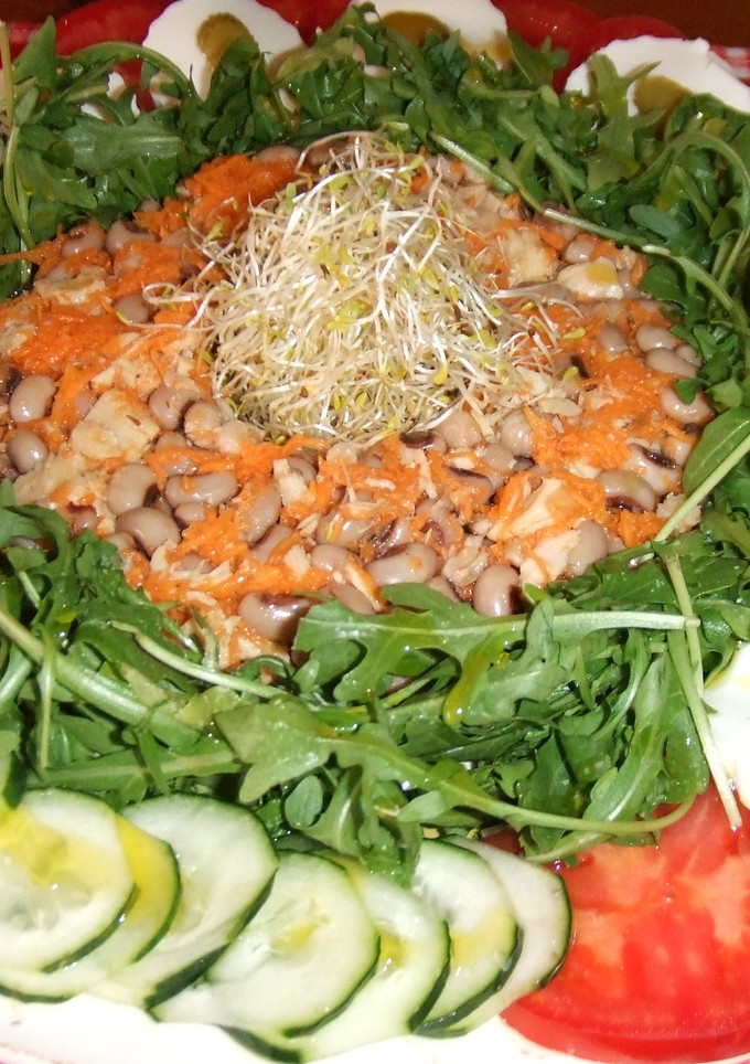 Una foto de Ensalada variada con legumbres y lima