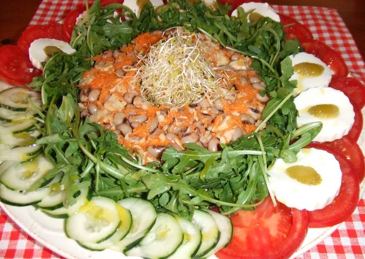 Ensalada variada con legumbres y lima