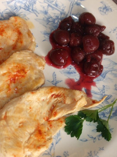 Una foto de Filetes de pollo con conserva de cerezas al Madeira