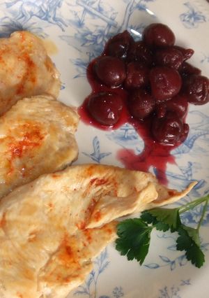 Una foto de Filetes de pollo con conserva de cerezas al Madeira