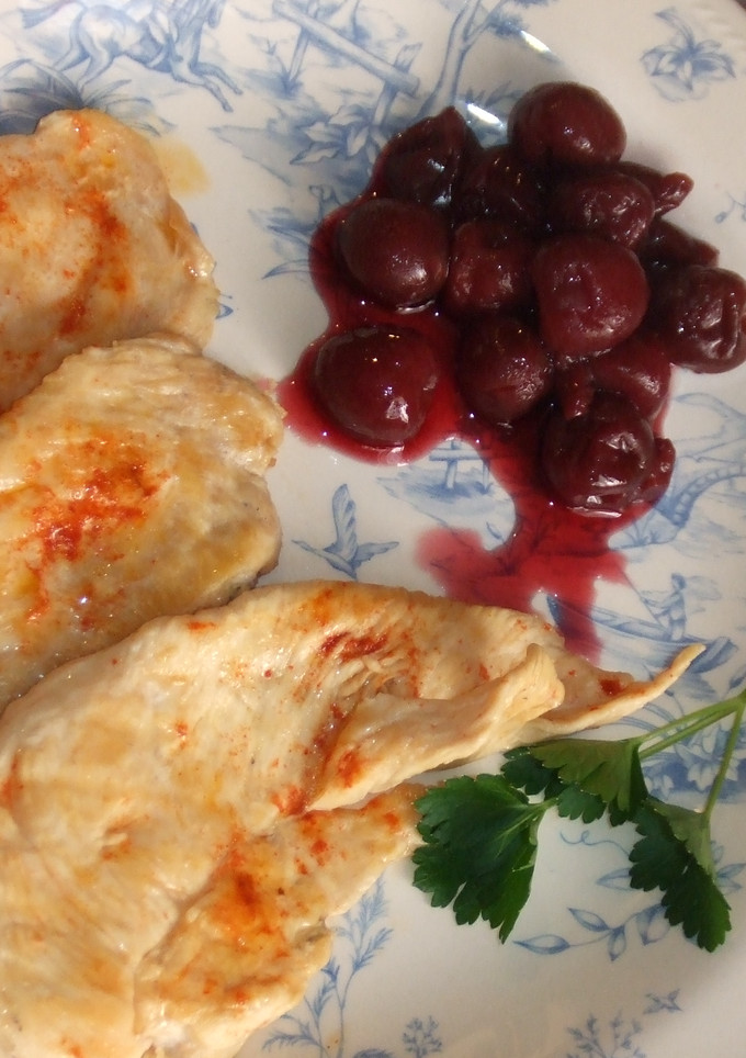 Una foto de Filetes de pollo con conserva de cerezas al Madeira