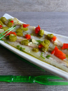 Una foto de Tartar de anchoas con pepinillo y pimiento rojo