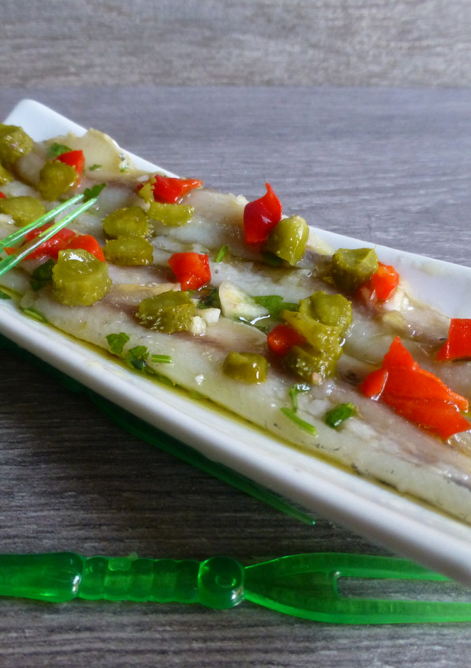 Una foto de Tartar de anchoas con pepinillo y pimiento rojo