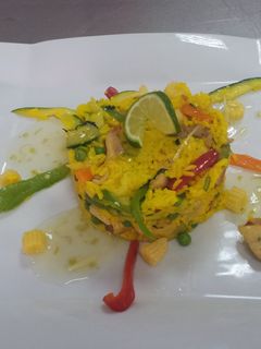 Una foto de Ensalada de Pollo con Arroz Estilo Thai