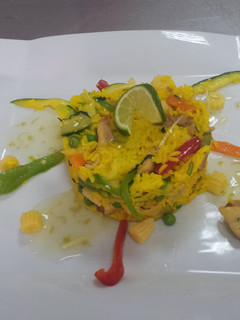 Una foto de Ensalada de Pollo con Arroz Estilo Thai