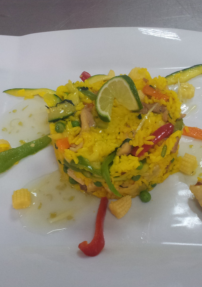 Una foto de Ensalada de Pollo con Arroz Estilo Thai