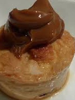 Una foto de Budín de pan lactal con dulce de leche
