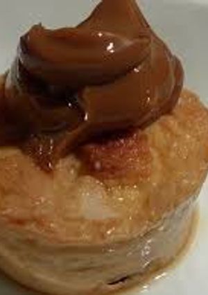 Una foto de Budín de pan lactal con dulce de leche
