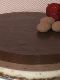 Una foto de Tarta de 3 chocolates fácil