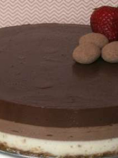 Una foto de Tarta de 3 chocolates fácil