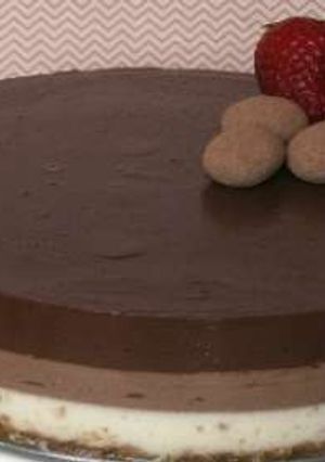 Una foto de Tarta de 3 chocolates fácil