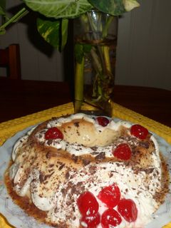 Una foto de Flan de coco y cerezas