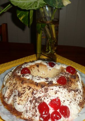 Una foto de Flan de coco y cerezas