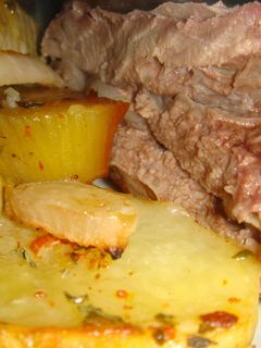 Una foto de Vacío al horno con papas y batatas