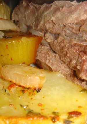 Una foto de Vacío al horno con papas y batatas
