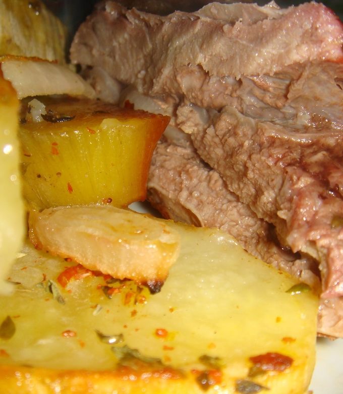 Una foto de Vacío al horno con papas y batatas