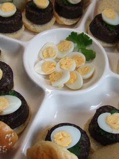 Una foto de Bocaditos de morcilla y huevo de codorniz