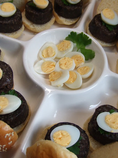 Una foto de Bocaditos de morcilla y huevo de codorniz
