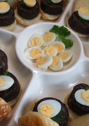 Una foto de Bocaditos de morcilla y huevo de codorniz