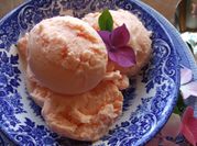 Una foto de helado de colores