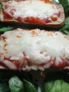 Una foto de Pizzetas de pan de centeno