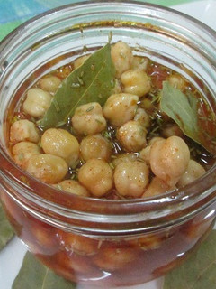Una foto de Garbanzos en oliva y condimentos