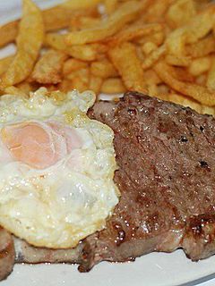 Una foto de Churrasco a la sarten con fritas medio a caballo