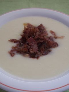 Una foto de Crema de patatas con espárragos, jamón york y serrano