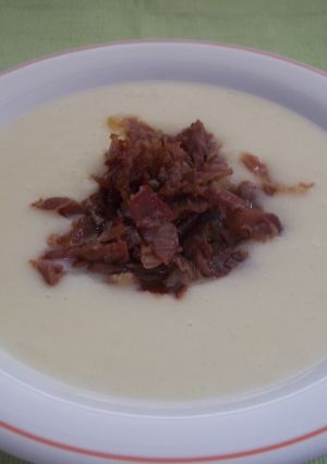 Una foto de Crema de patatas con espárragos, jamón york y serrano