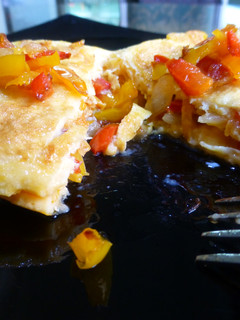 Una foto de Tortilla francesa rellena de pimiento rojo y amarillo