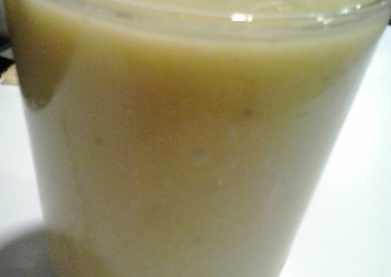 Batido de aguacate, piña, plátano y naranja