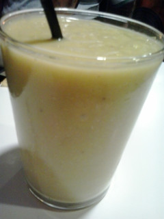 Una foto de Batido de aguacate, piña, plátano y naranja