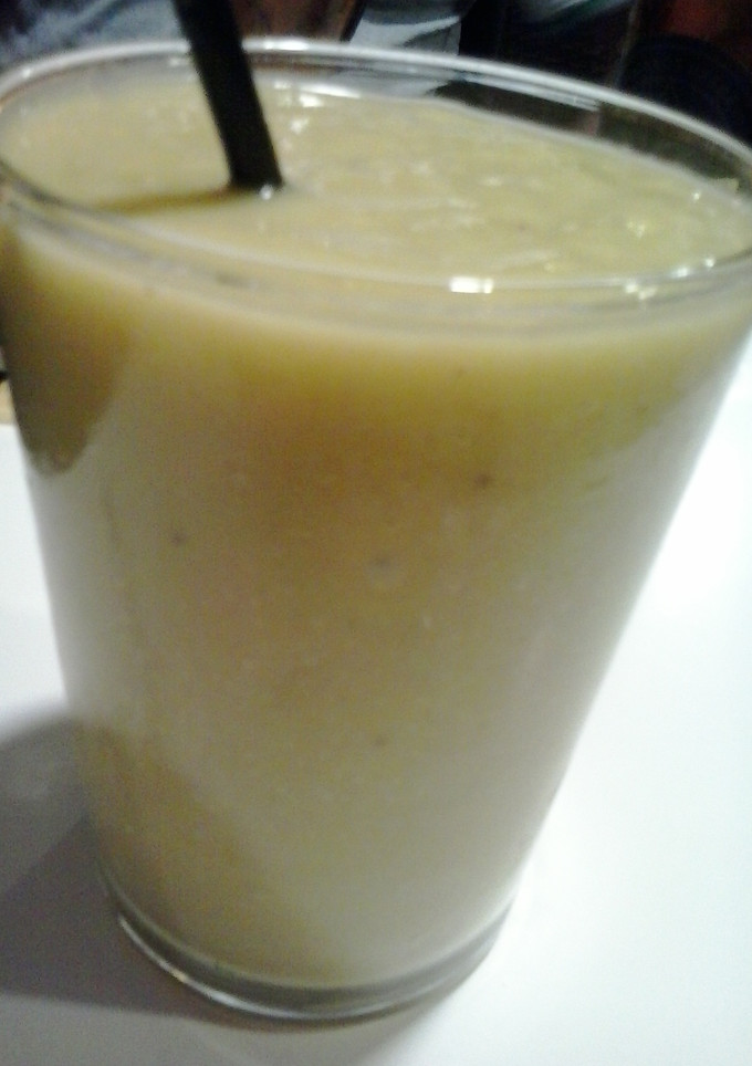 Una foto de Batido de aguacate, piña, plátano y naranja