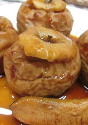 Una foto de Manzanas y plátanos al horno con zumo de naranja