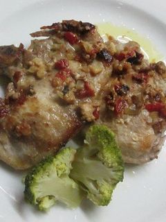 Una foto de Costeletas de cerdo y verduras maceradas