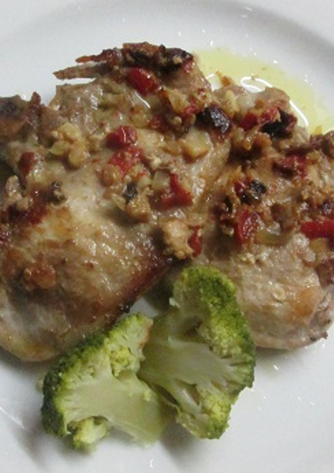 Una foto de Costeletas de cerdo y verduras maceradas