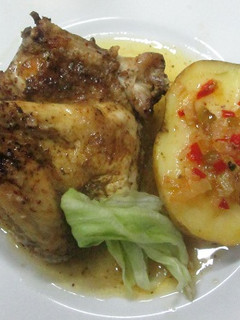 Una foto de Pollo jugoso con patatas maravilla