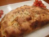 Calzone con provolone, salchicha y chimichurri