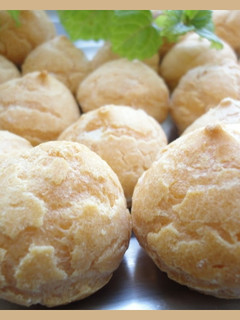 Una foto de Profiteroles de leche condensada