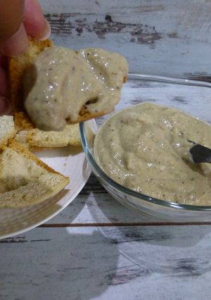Una foto de Dip de berenjena con queso cremoso a las finas hierbas