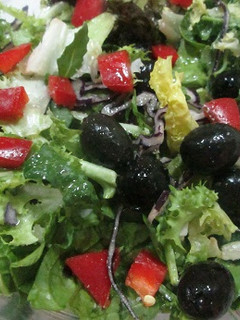 Una foto de Ensalada con cuadritos de pimiento y aceitunas negras