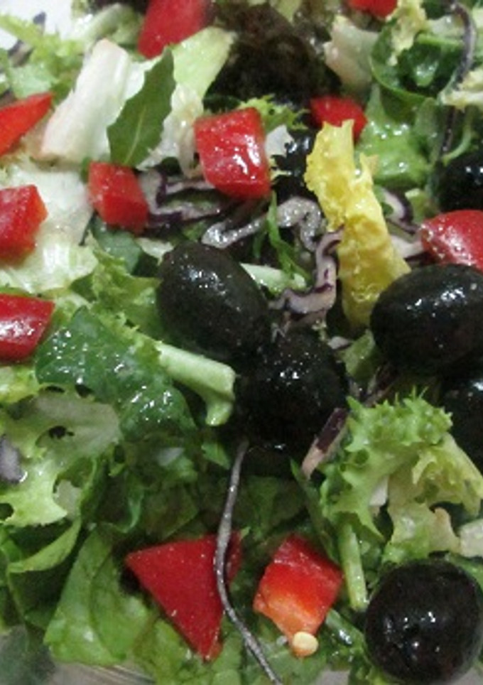 Una foto de Ensalada con cuadritos de pimiento y aceitunas negras
