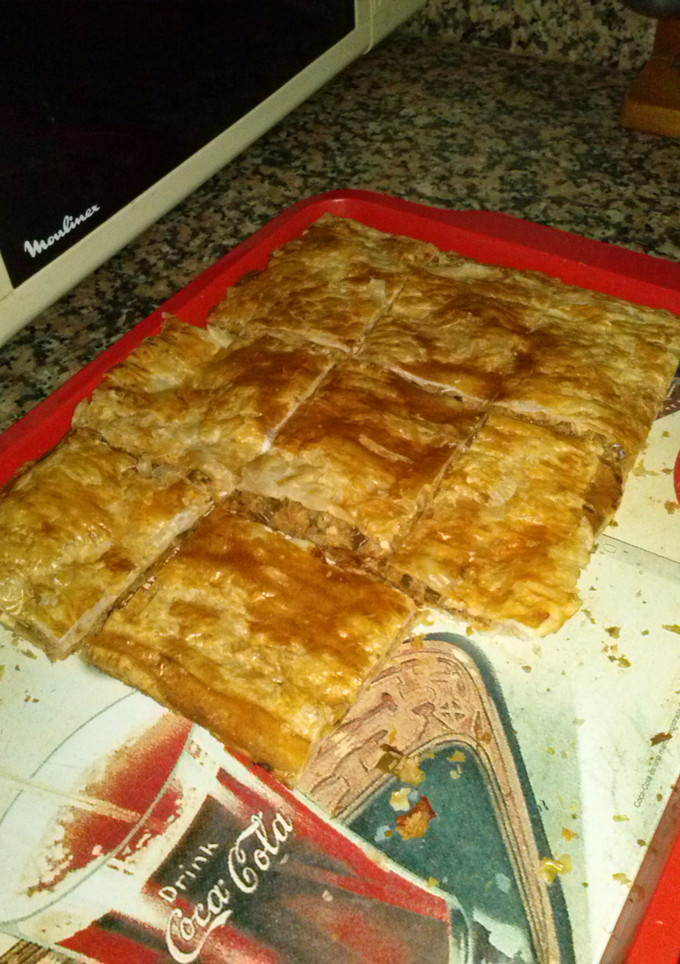 Una foto de Empanada gallega de atún, pimiento, cebolla y huevo