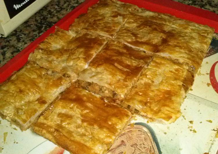 Empanada gallega de atún, pimiento, cebolla y huevo