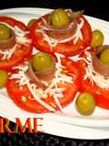 Ensalada de tomate con anchoas, queso y aceitunas