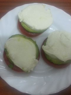 Una foto de 🇮🇹 Ensalada de tomate, mozzarella y aguacate 🇮🇹