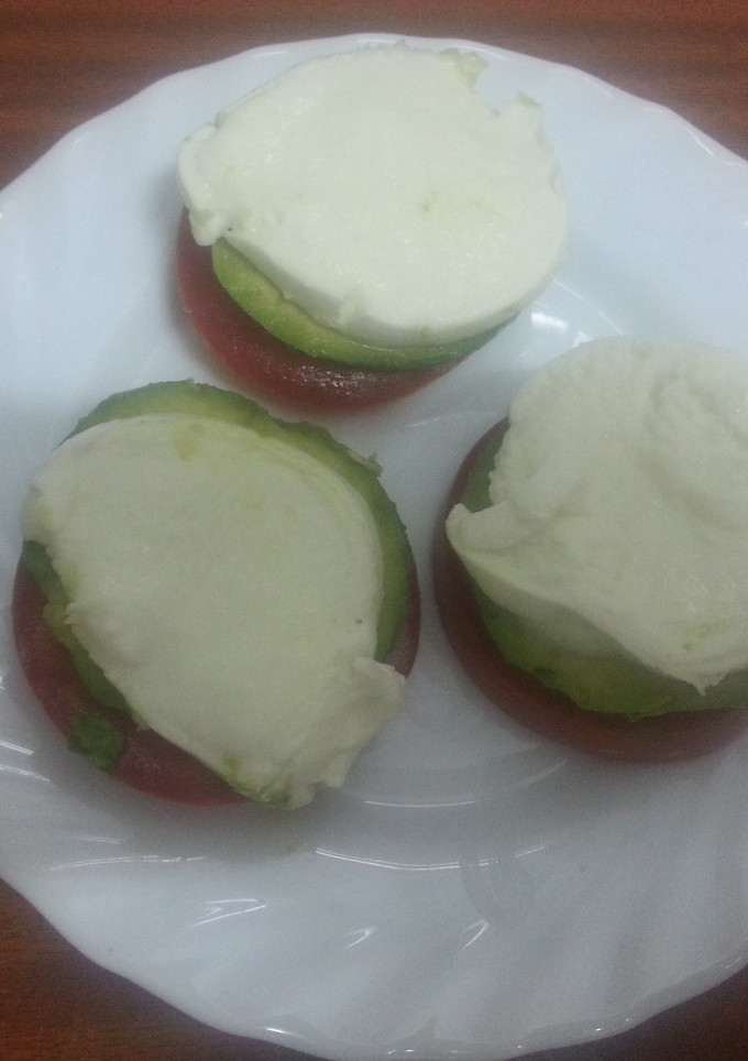 Una foto de 🇮🇹 Ensalada de tomate, mozzarella y aguacate 🇮🇹