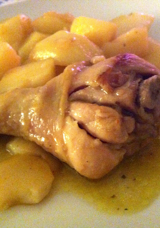 Una foto de Muslos de pollo en salsa