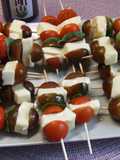 Brochetas de tomates minis con queso fresco y aliño de lavanda